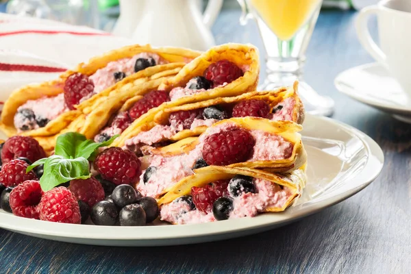 Deliciosas Crepes Tradicionales Caseras Sabrosas Con Queso Cottage Frambuesas Chokeberry — Foto de Stock