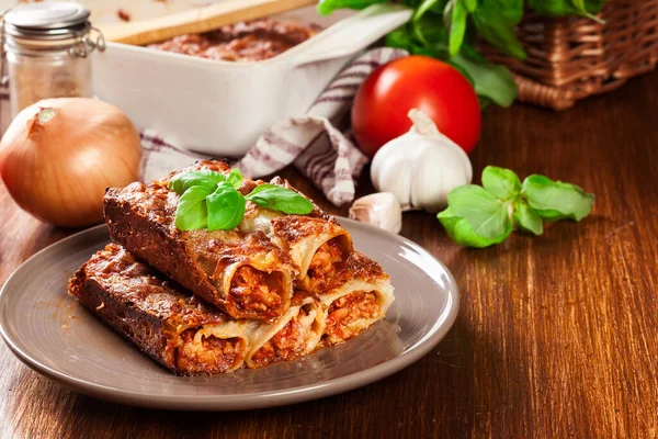 Pečené Cannelloni Mletým Masem Bešamelovou Omáčkou Talíři Italská Kuchyně — Stock fotografie