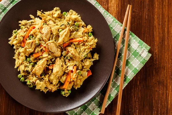 Smażony Ryż Nasz Goreng Kurczakiem Warzywami Talerzu Indonezyjska Kuchnia Widok — Zdjęcie stockowe