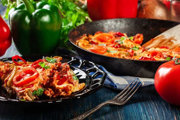 Porção Frittata Com Ovos Chouriço Linguiça Pimentão Vermelho Pimentão Verde — Fotografia de Stock