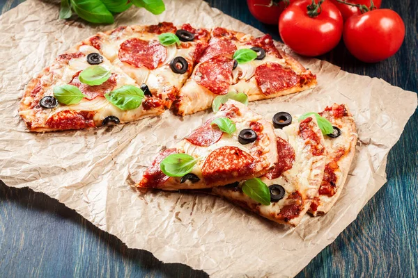 Skivor Pizza Pepperoni Med Oliver Serveras Ett Papper — Stockfoto