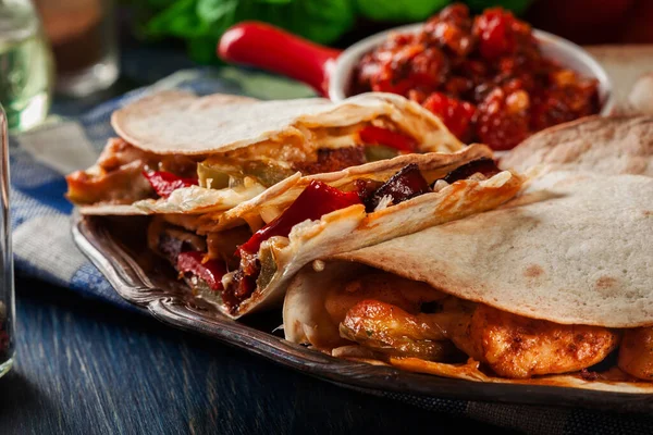 鶏とメキシコのケサディーヤ ソーセージチョリソーと赤唐辛子サルサ添え — ストック写真