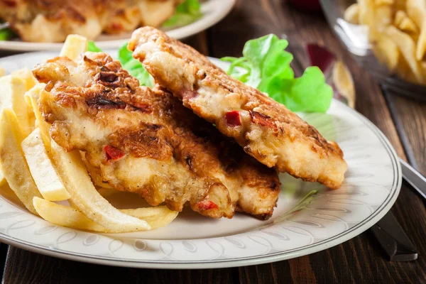 Chicken Medallions Red Peppers Served Chips Salad — Stock Photo, Image