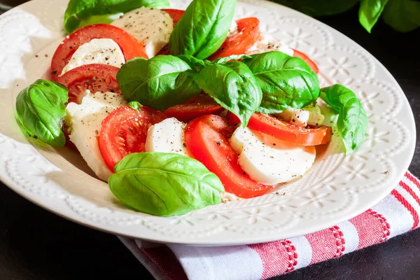 Salada Caprese Com Mussarela Tomate Manjericão Sobre Placa Branca — Fotografia de Stock