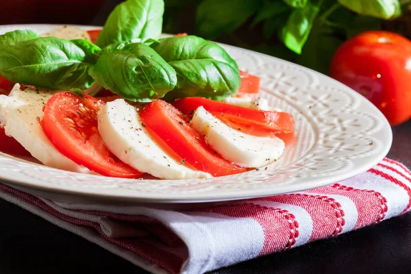 Salada Caprese Com Mussarela Tomate Manjericão Sobre Placa Branca — Fotografia de Stock