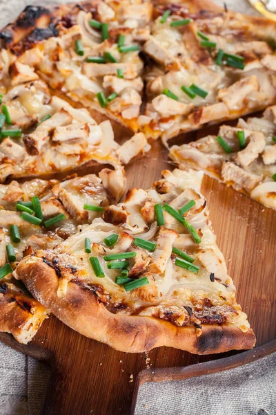 Kryddig Pizza Med Kyckling Gyros Skärbräda — Stockfoto