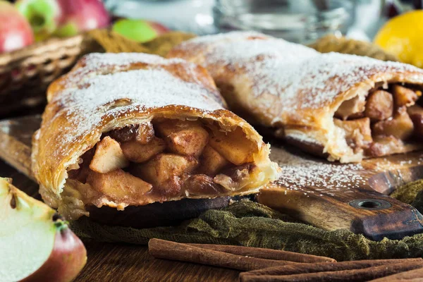 Strudel Hojaldre Tradicional Con Manzana Pasas Canela — Foto de Stock