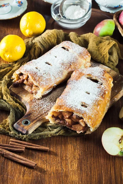 アップル レーズン シナモンと伝統的なパフペーストリーのStrudel — ストック写真