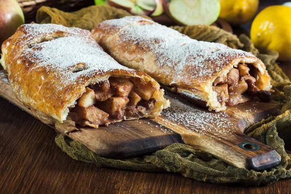 Traditional Puff Pastry Strudel Apple Raisins Cinnamon — Stock Photo, Image