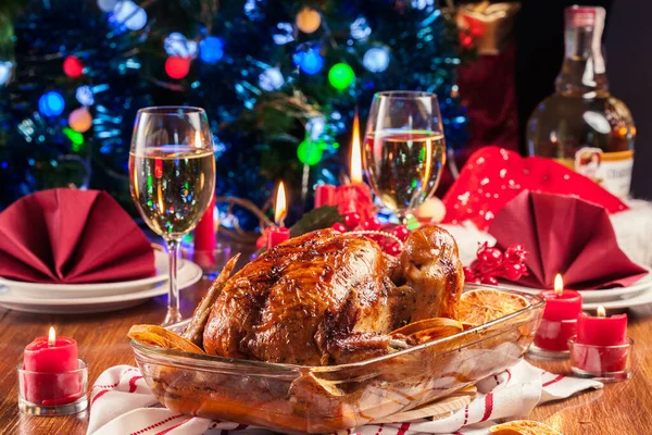 Sült Vagy Pörkölt Egész Csirke Karácsonyi Asztalra Karácsonyi Vacsora — Stock Fotó