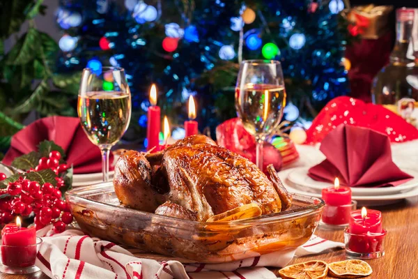 Печёная Жареная Целая Курица Рождественском Столе Рождественский Ужин — стоковое фото