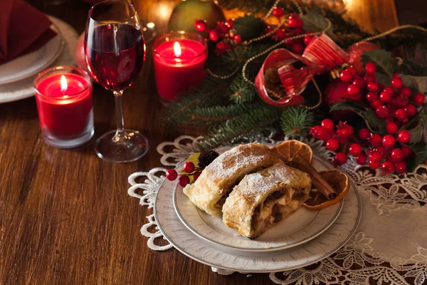 Traditionele Bladerdeeg Strudel Met Appel Rozijnen Kaneel Kerst Tabel — Stockfoto