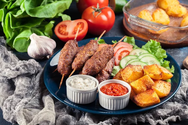 Gegrilde Shish Kebab Geserveerd Met Gebakken Aardappelen Groentesalade — Stockfoto