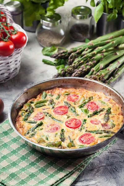 Frittata Uova Asparagi Pomodorini Una Padella Cucina Italiana — Foto Stock