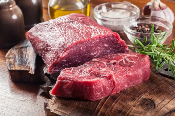 Filete Res Crudo Una Tabla Cortar Hacer Bistec Para Asar — Foto de Stock