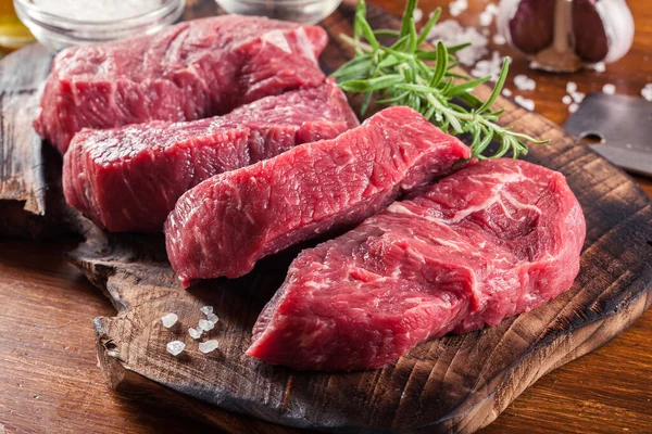 Rauwe Biefstuk Een Snijplank Biefstuk Maken Voor Het Grillen — Stockfoto