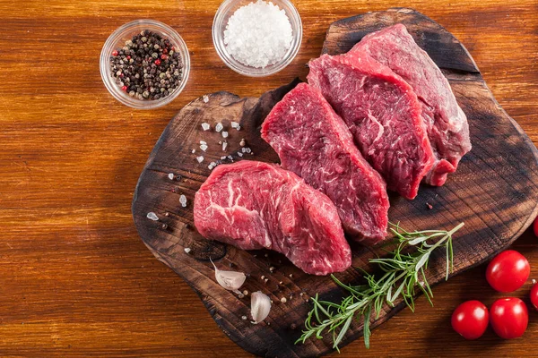 Rohes Rindersteak Auf Einem Schneidebrett Steak Zum Grillen — Stockfoto