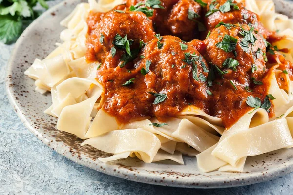 Boulettes Viande Avec Sauce Tomate Servies Avec Des Pâtes Pappardelle — Photo