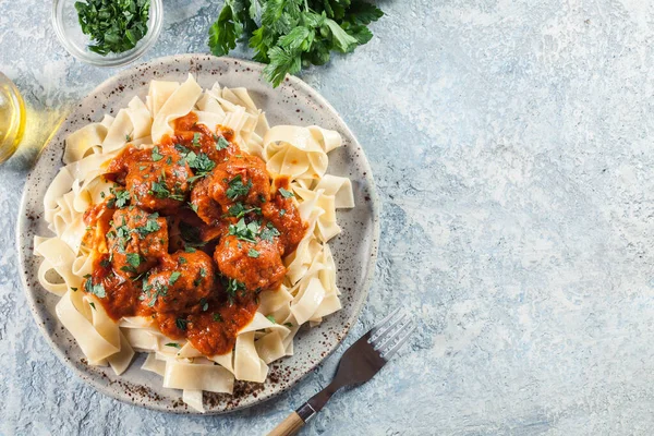 Boulettes Viande Avec Sauce Tomate Servies Avec Des Pâtes Pappardelle — Photo