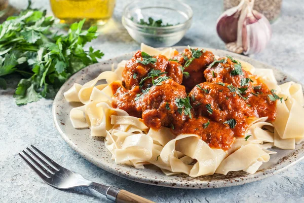 Gehaktballen Met Tomatensaus Geserveerd Met Pappardelle Pasta Italiaanse Keuken — Stockfoto