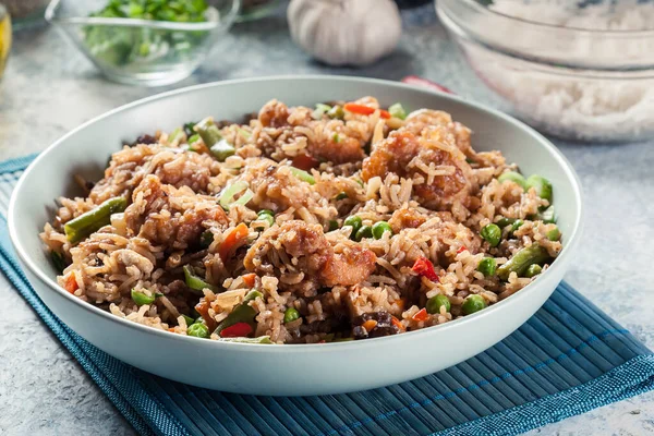 Fried Rice Witch Chicken Eggs Vegetables Asian Cuisine — Stock Photo, Image