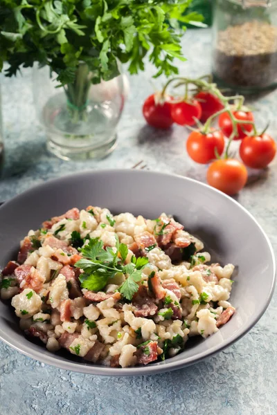 Paetzle Com Bacon Frito Cebola Prato Alemão — Fotografia de Stock