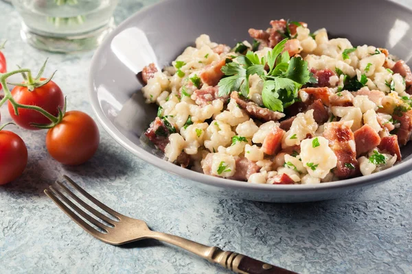 Paetzle Com Bacon Frito Cebola Prato Alemão — Fotografia de Stock