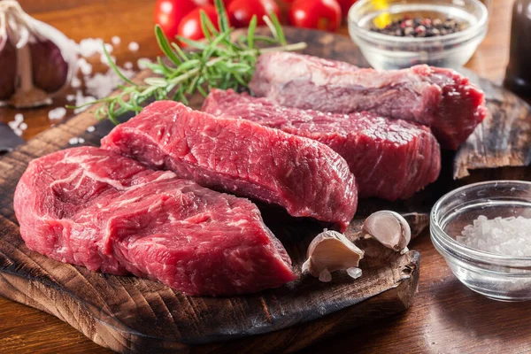 Rauwe Biefstuk Een Snijplank Biefstuk Maken Voor Het Grillen — Stockfoto