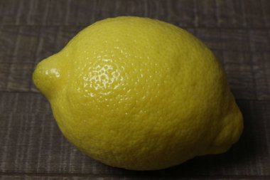 Beyaz arka plan üzerinde izole limon,