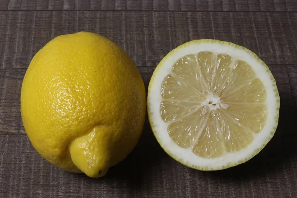 Saftiga Gula Citronskivor Grå Isolerade Bakgrund — Stockfoto