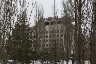 Terk edilmiş bir binada Pripyat, Chernobyl bölge, bir nükleer kaza, Çernobil, dışlama bölgesi, Ukrayna sonuçlarını ağaçları ile büyümüş 