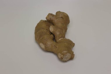 Beyaz arkaplanda taze zencefil