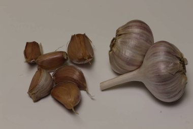 Beyaz arka planda sarımsak izole edilmiş.