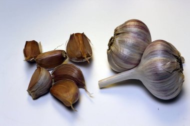 Beyaz arka planda sarımsak izole edilmiş.