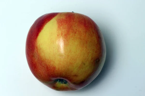 Manzana Roja Sobre Fondo Blanco — Foto de Stock