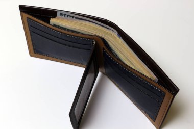 Beyaz arka planda izole kahverengi deri cüzdan.