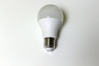 enerji tasarruflu ampul beyaz zemin üzerine izole