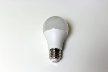 enerji tasarruflu ampul beyaz zemin üzerine izole
