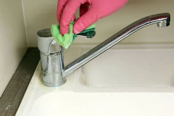 Umyć Umywalkę Gąbką Detergentem — Zdjęcie stockowe