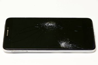 Kırık dokunmatik ekran telefon, beyaz arka planda izole