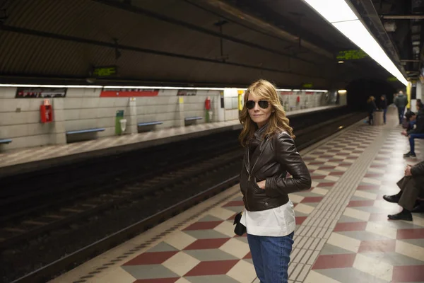Middelste Leeftijd Vrouw Permanent Ondergrondse Platform Wachten — Stockfoto