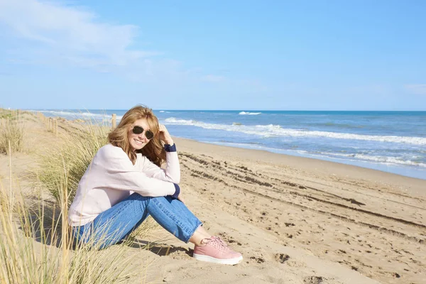 Largura Completa Tiro Mujer Mediana Edad Sentada Playa Relajante — Foto de Stock