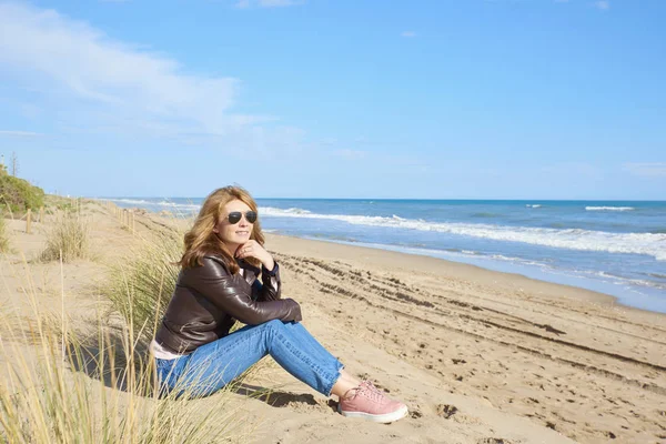 Full Length Shot Dreaming Middle Aged Woman Sitting Beach Relaxing — Stock Photo, Image
