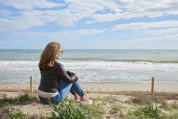 Задний Вид Снимок Расслабленной Женщины Средних Лет Сидящей Пляже Смотрящей — стоковое фото