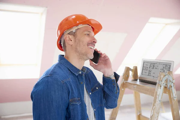 Imagem Perto Trabalhador Construção Civil Falar Seu Telemóvel Enquanto Estava — Fotografia de Stock