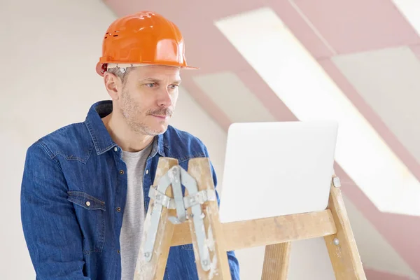 Porträtt Mellersta Byggnadsarbetare Använder Laptop Stående Stege Byggarbetsplats — Stockfoto