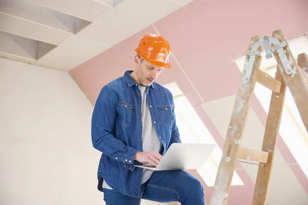 Portrait Middle Aged Construction Worker Using Laptop While Standing Ladder — Stock Photo, Image