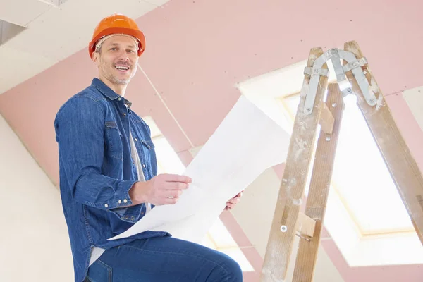 Portret Van Bouwvakker Plan Houdt Zijn Hand Terwijl Staande Ladder — Stockfoto