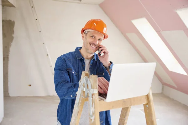 Porträtt Glad Byggnadsarbetare Med Mobiltelefon Och Rådfråga Med Någon När — Stockfoto