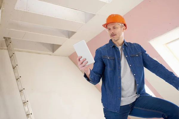 Porträtt Mellersta Byggnadsarbetare Som Använder Digitala Tablett Stående Stege Byggarbetsplatsen — Stockfoto